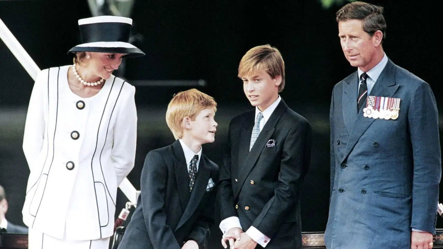 Prinsesse Diana med sine to sønner, prins Harry og prins William, og sin daværende mand, den nuværende kong Charles, i 1995. To år efter døde prinsesse Diana i et biluheld.