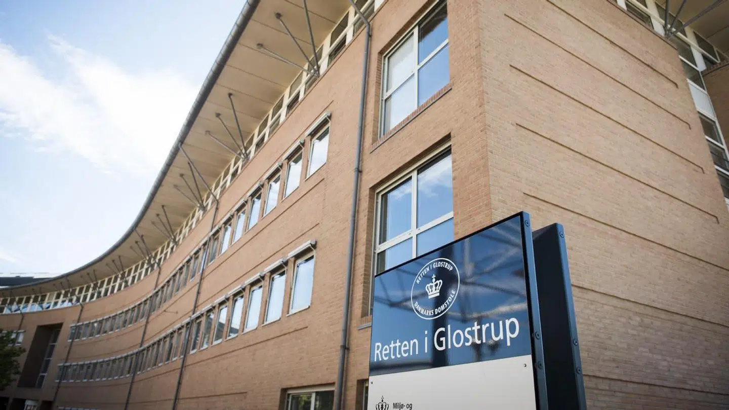 Den tiltalte mand har tidligere medvirket i Paradise Hotel.