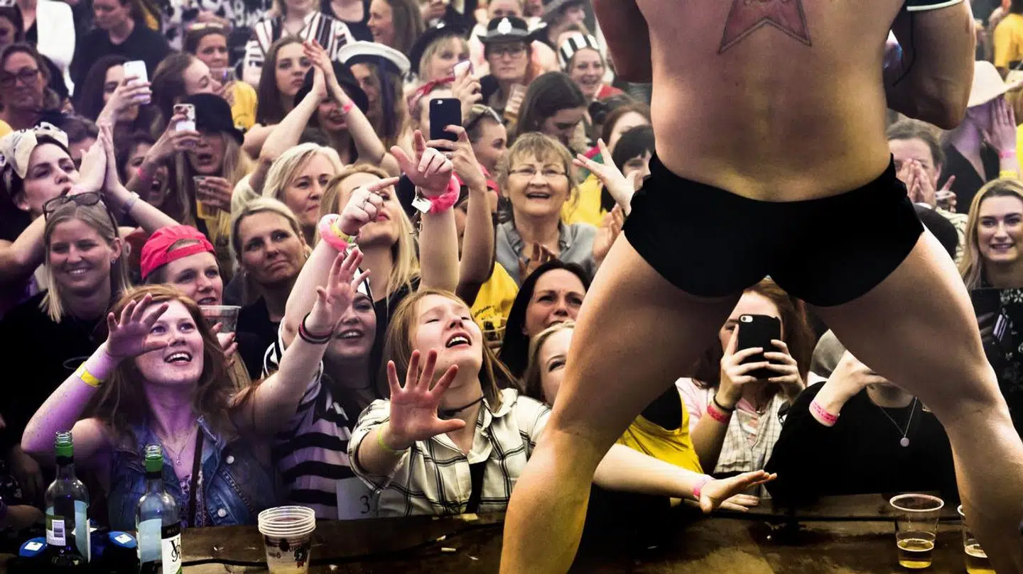 Døllefjelde-Musse Marked i den lille by på Lolland er blandt andet kendt for deres store damefrokoster. Der er også anden slags underholdning end strip, særligt musikalske optrædener, udstillinger, konkurrencer, gøgl, madboder og camping - og ikke mindst et væld af kræmmere til det store marked.