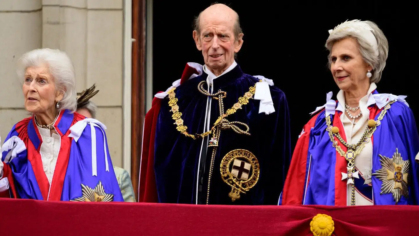 Hertuginde Birgitte (til højre) var ligeledes med til at vinke til folkemasserne fra balkonen ved Buckingham Palace efter kroningen. Her ses hun sammen med prinsesse Alexandra og prins Edward.
