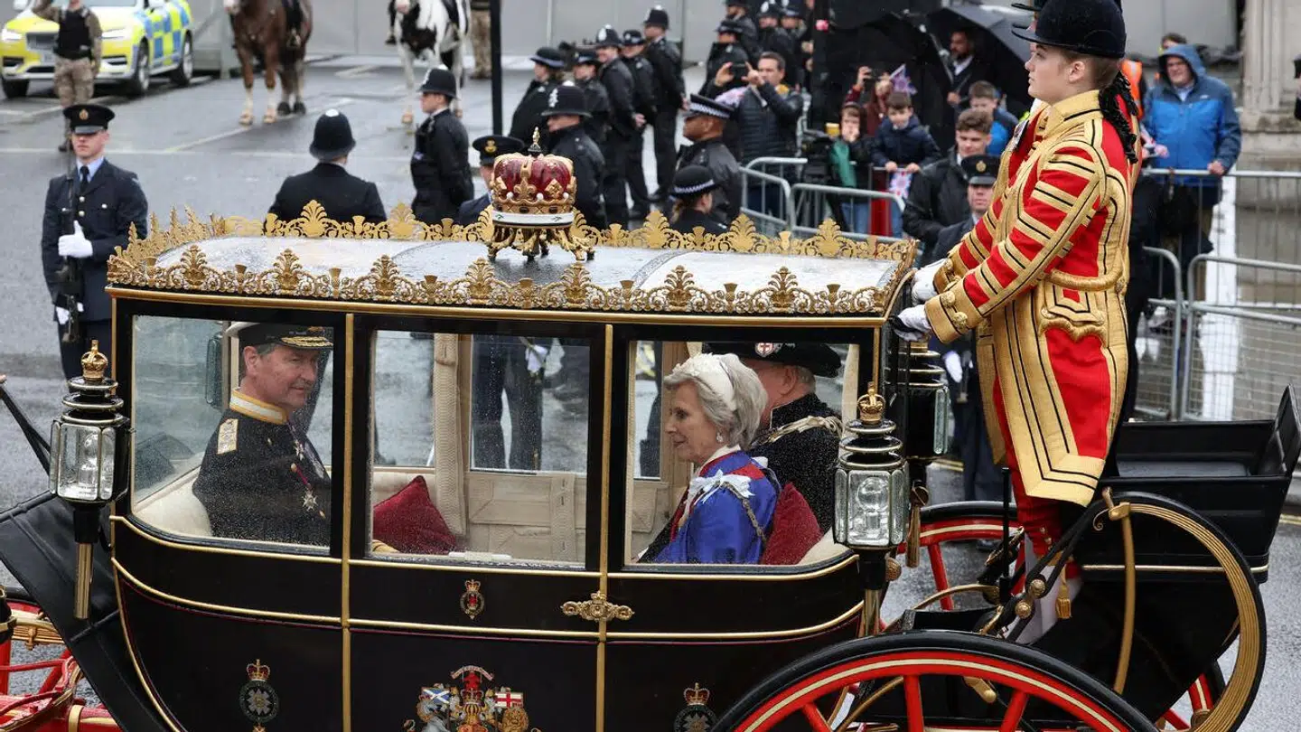 Den britiske prins Richard er hertug af Gloucester – og så er han gift med danske Birgitte, der er hertuginde af Gloucester. Her kører de efter kong Charles i karet med viceadmiral Tim Laurence efter kong Charles' kroning lørdag 6. maj 2023.