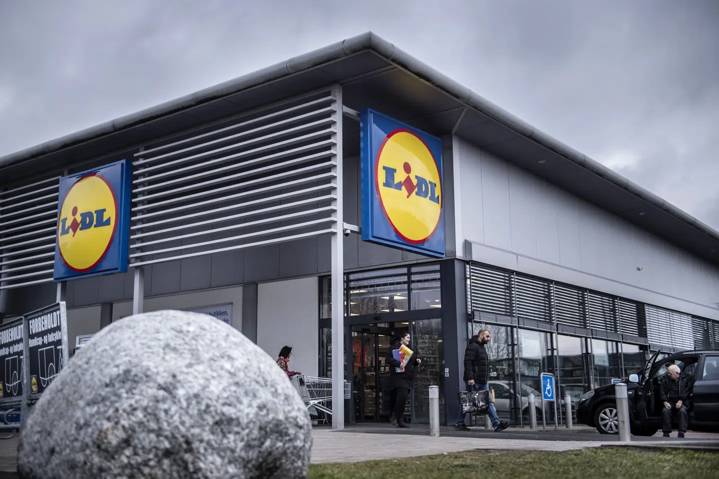 Lidl fjerner samtlige tobaksvarer fra hylderne inden udgangen af 2028. Allerede nu vil kæden fjerne 20 procent af cigaretterne, mens nye Lidl-butikker vil være helt tobaksfrie. (Arkivfoto). Thomas Lekfeldt/Ritzau Scanpix