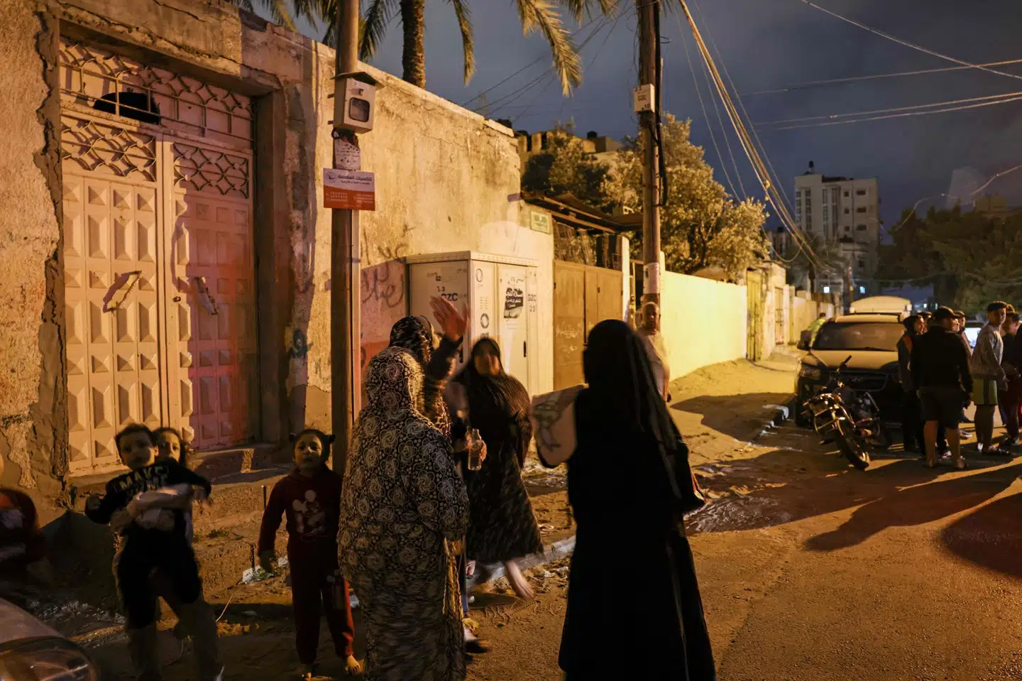 Palæstinensere på Gazas gader efter Israels angreb mod området natten til tirsdag. Mohammed Abed/Ritzau Scanpix