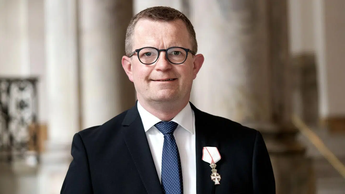 Borgmester i Nordfyns Kommune Morten Andersen Bogense går efter at have kysset med en ansat til julefrokosten i december 2022.