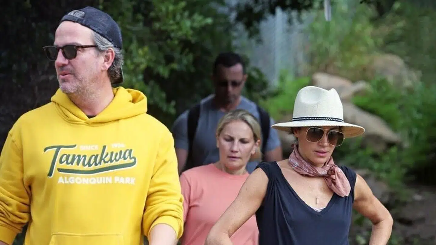 Meghan Markle tog sig en frisk vandretur, mens den royale familie fejrede kong Charles i England.