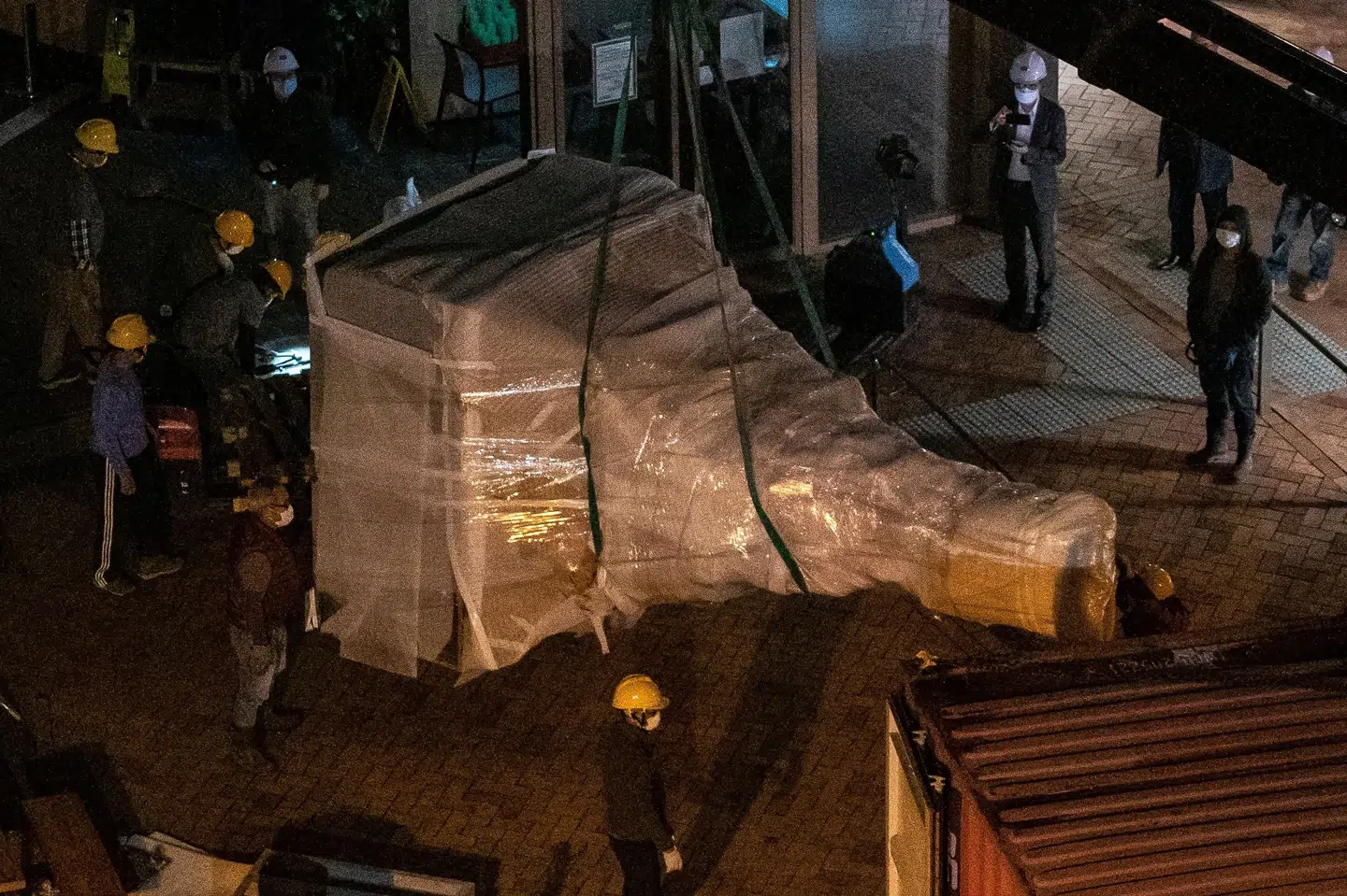 I december 2021 blev Jens Galschiøts værk Skammens Søjle taget ned og fjernet fra Hongkongs universitet. Skulpturen, der stod i Hongkong, var otte meter høj. Den forestiller en række forvredne kroppe stablet oven på hinanden og er opført til minde for ofre under protesterne på Tiananmen-pladsen i Beijing - også kendt som Den Himmelske Freds Plads - i 1989. (Arkivfoto) Yan Zhao/Ritzau Scanpix