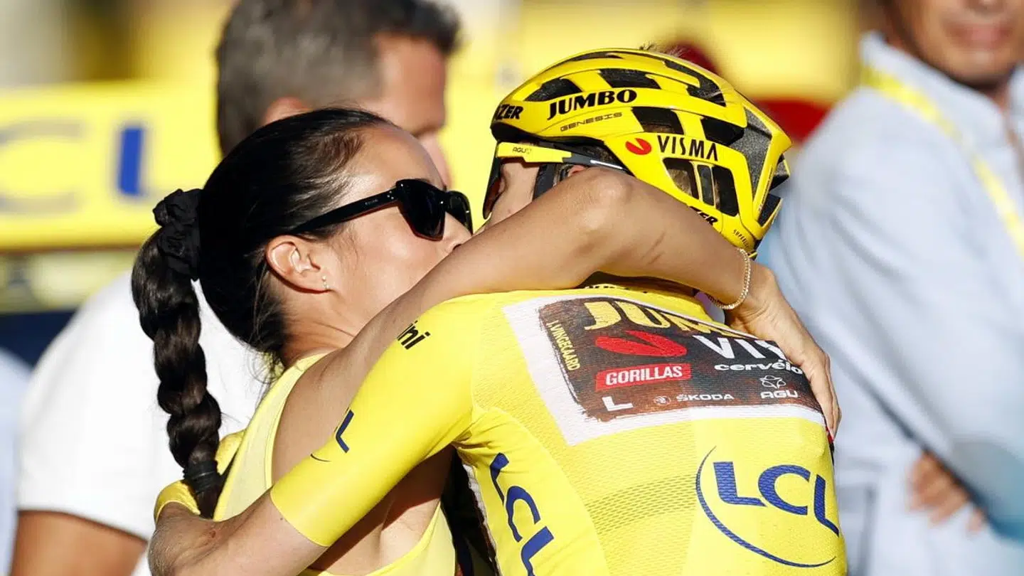 Jonas Vingegaard og Trine Marie Hansen i triumfkram efter Tour-sejren 2022 er i land.