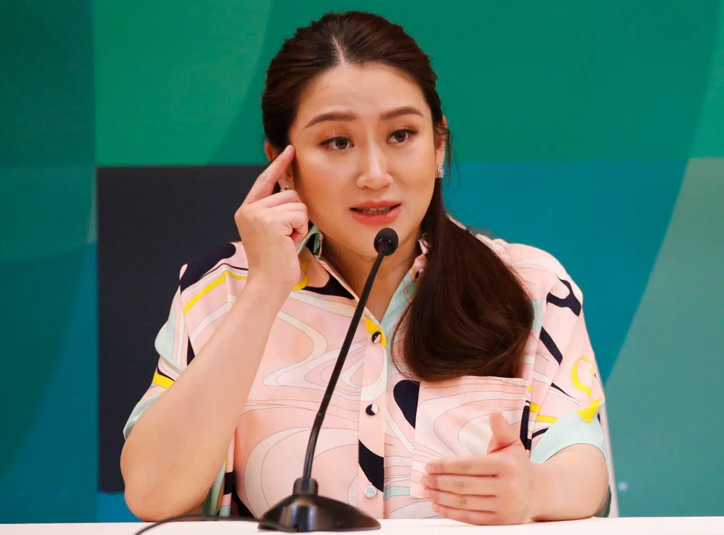Paetongtarn Shinawatra taler til pressen.