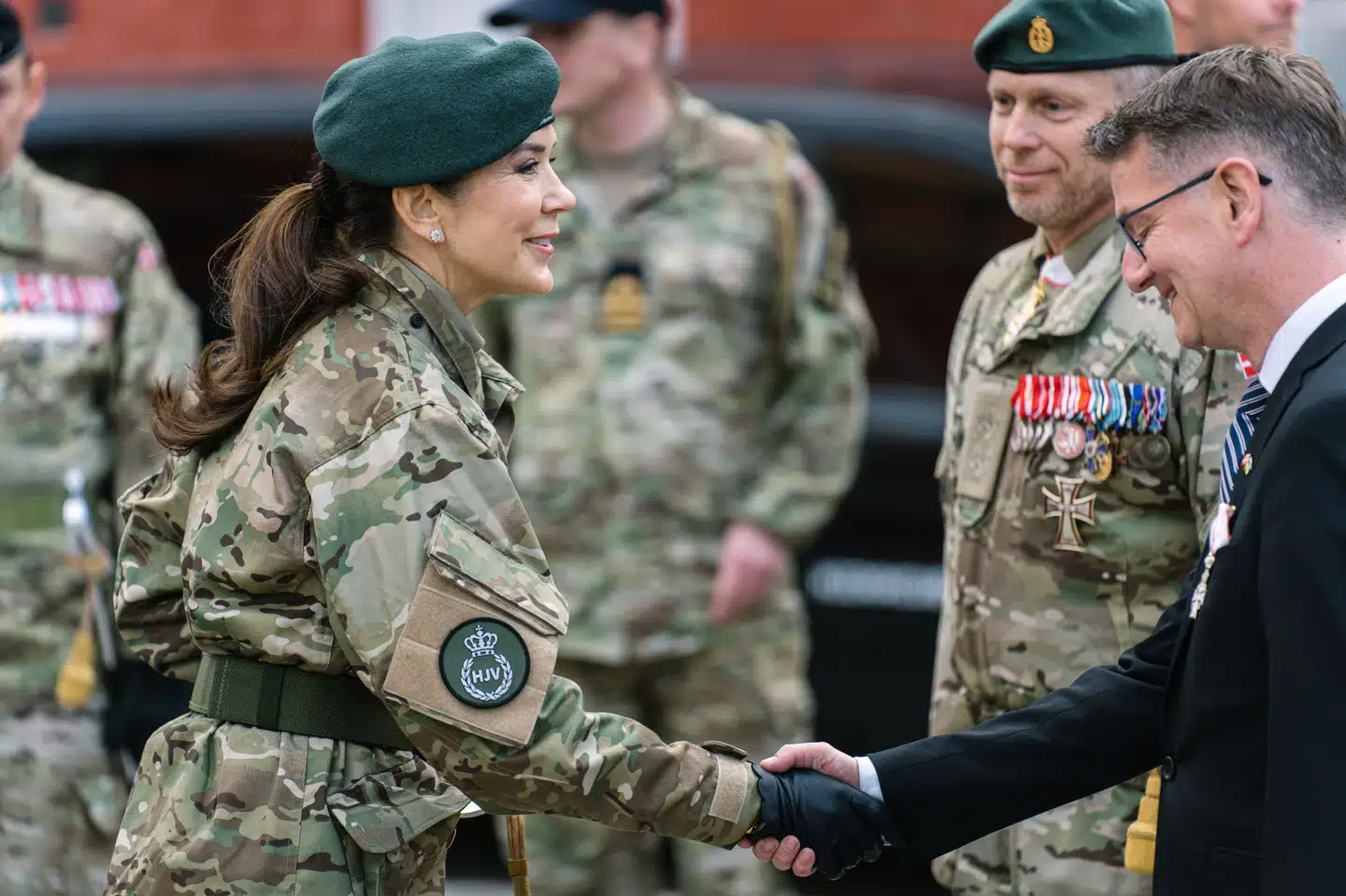 Kronprinsesse Marys udnævnelse til major a la suite betyder, at hun må bære tjenestestillingens uniform uden at gøre tjeneste i stillingen. Emil Nicolai Helms/Ritzau Scanpix
