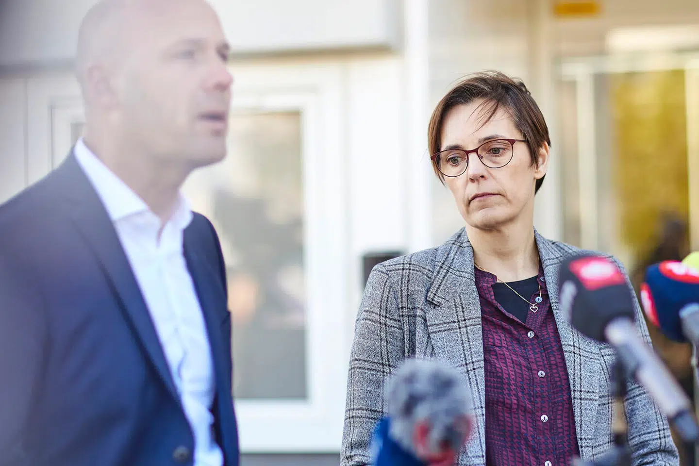 Tirsdag holdt regionsrådsformand Anders Kühnau (S) samt regionsdirektør Pernille Blach Hansen. Region Midtjylland pressemøde om direktionens vurdering af det ledelsesmæssige ansvar i sagen om ventetider på tarmkræftbehandling på Aarhus Universitetshospital. To direktører blev i den forbindelse fyret. (Foto: Mikkel Berg Pedersen/Ritzau Scanpix)