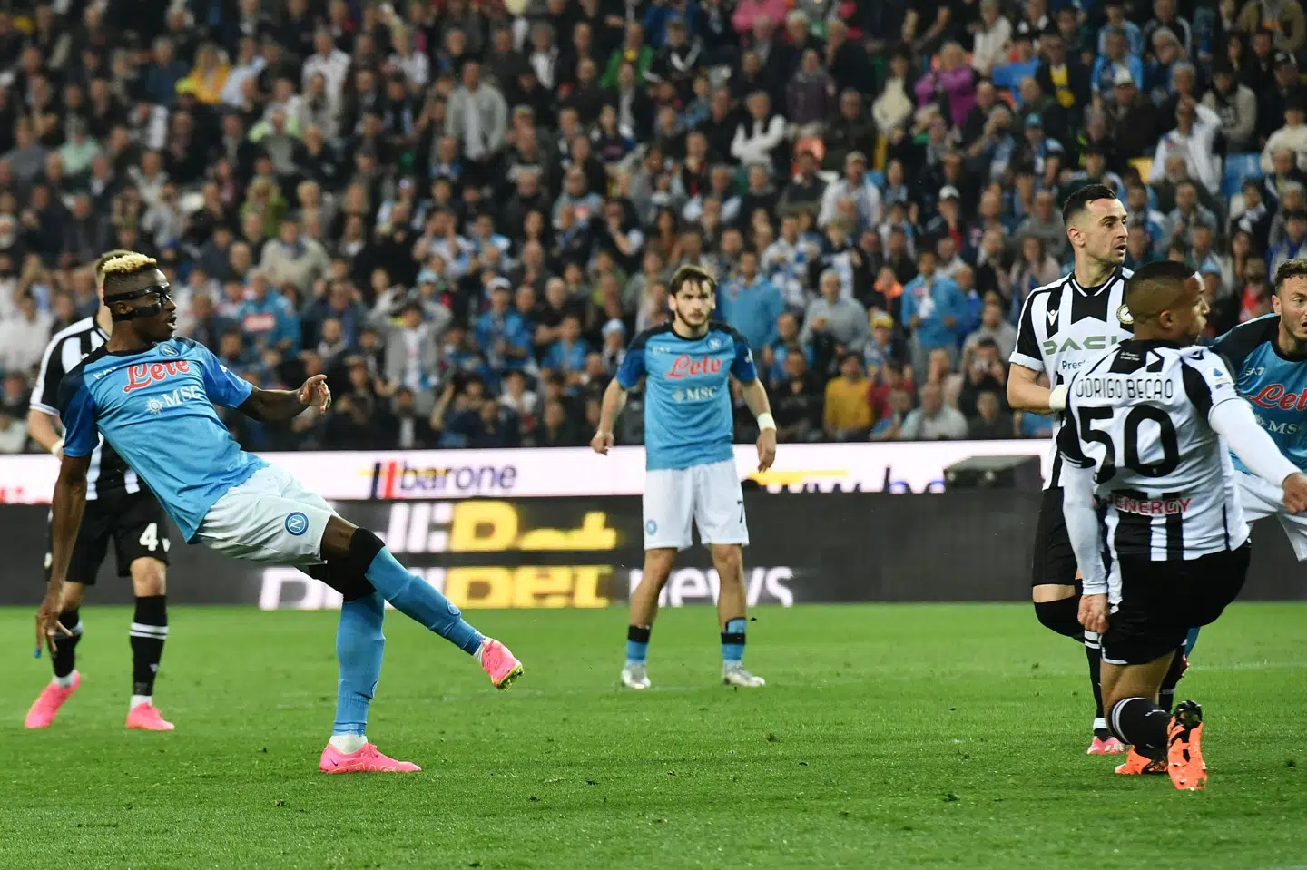 Victor Osimhens knaldhårde indersidespark sikrede Napoli et historisk mesterskab. Bolden er blevet bevaret til eftertiden. Jennifer Lorenzini/Reuters