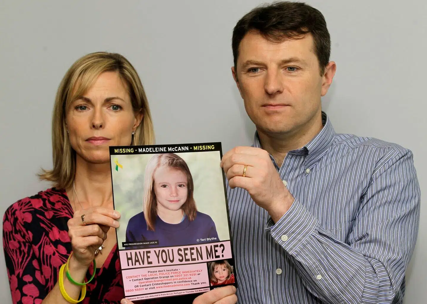 Her ses Kate og Gerry McCann holde et billede af deres savnede datter op. Billedet er fra 2012.