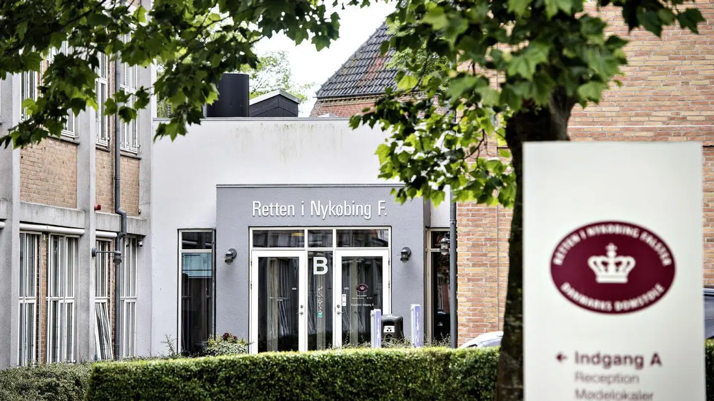 Både mor og sønner nægter sig skyldige i de voldsomme anklager. Arkivfoto fra Retten i Nykøbing Falster.