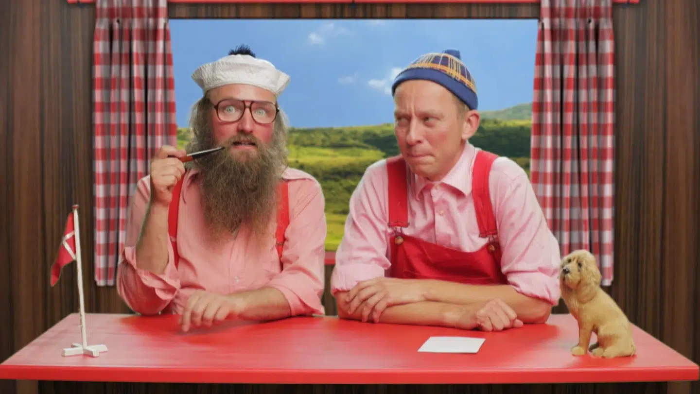 Onkel Reje (Mads Geertsen) og Brille (Brian Lykke) i DR-programmet 'Onkel Reje og børnenes brevkasse'. Foto: DR.