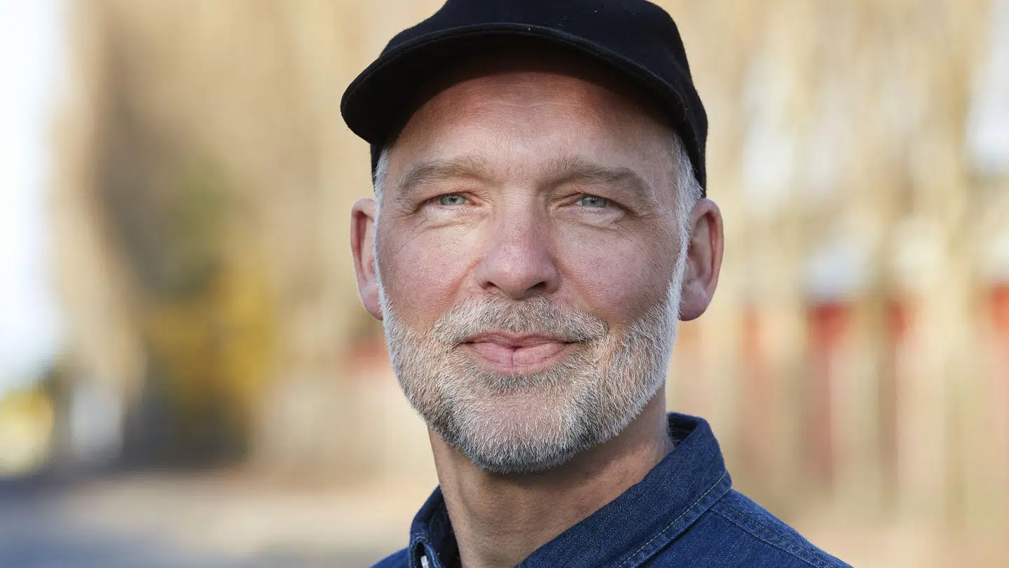 Designer Kalle Thesbjerg bliver ny vært og kreativ ekspert i 'I hus til halsen'.
