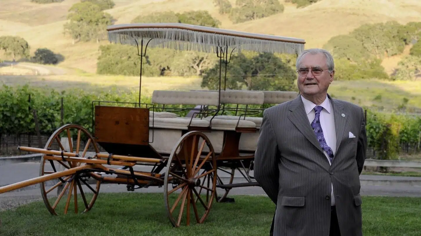Prins Henrik var på besøg i Solvang tilbage i 2011. Her besøger han de lokale ved Rusack Vineyards.
