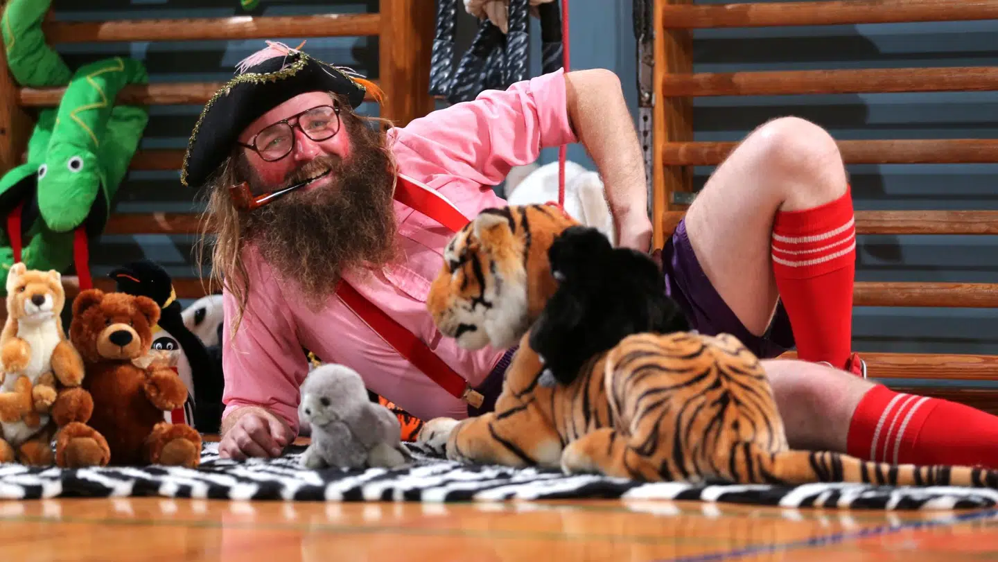 Karakteren Onkel Reje, der spilles af Mads Geertsen, har ved flere lejligheder været genstand for kritik.