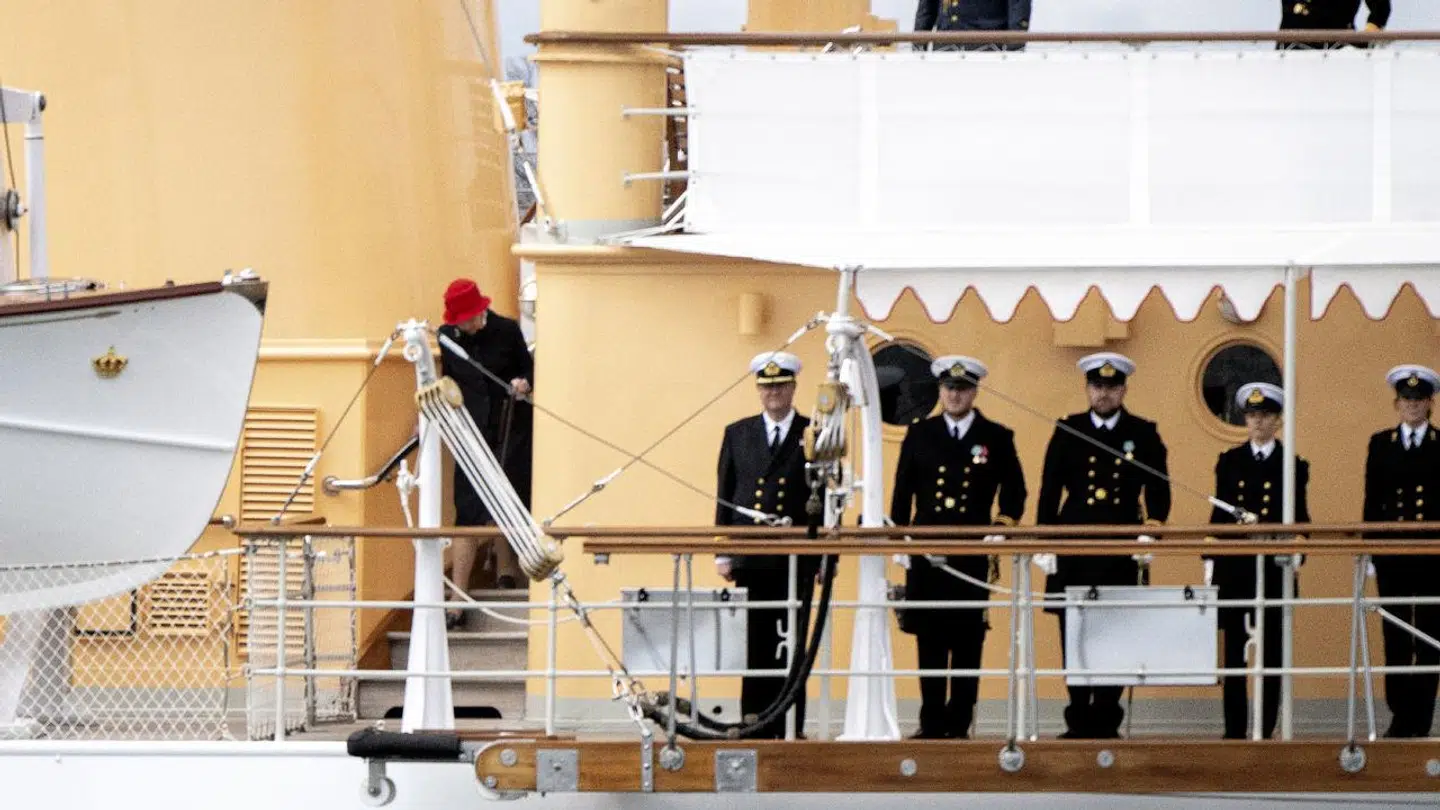 Dronningen gik ombord på kongeskibet på trapper og kunne ligeledes gå på trapper undervejs i sejladsen, tirsdag 2. maj 2023.