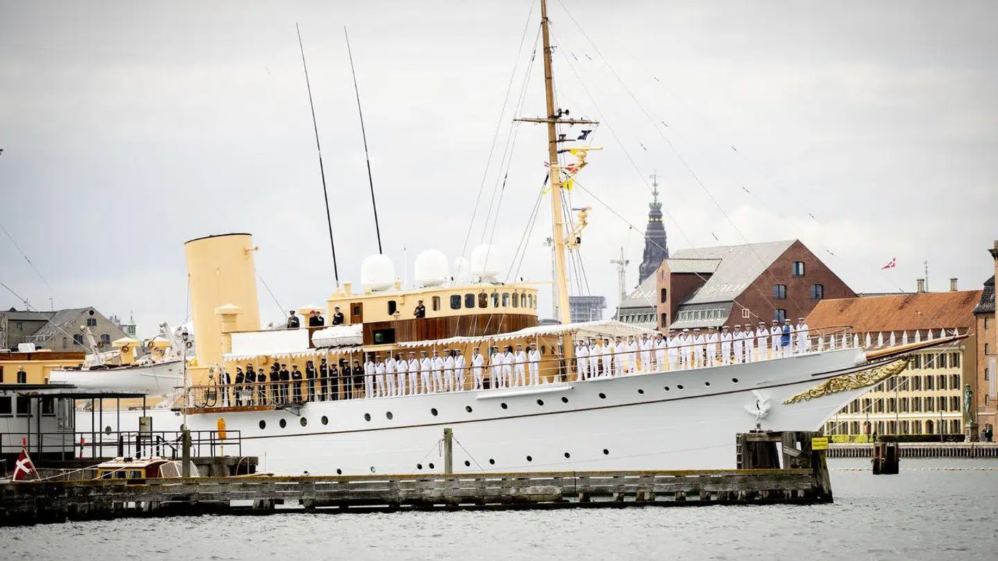 Dronning Margrethe sejlede ud med kongeskibet Dannebrog denne tirsdag, den 2. maj 2023, men ombordstigningen foregik privat.