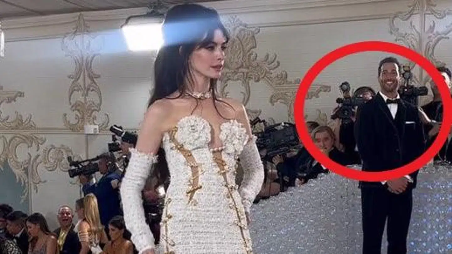 Daniel Ricciardo var ét stort smil, da han kiggede på Anne Hathaway på den røde løber.