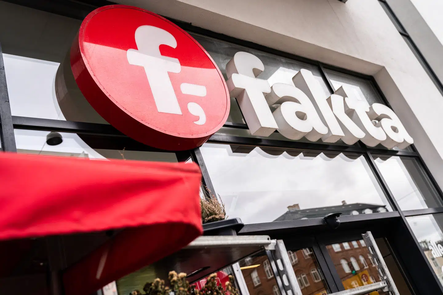 En butikschef i Fakta havde ifølge anklagemyndigheden ikke fået tilstrækkelig og hensigtsmæssig instruktion, så arbejdet med at konfrontere formodede butikstyve kunne ske sikkerhedsmæssigt forsvarligt. Sagen behandles i Retten i Aalborg 11. maj. (Arkivfoto). Ida Marie Odgaard/Ritzau Scanpix