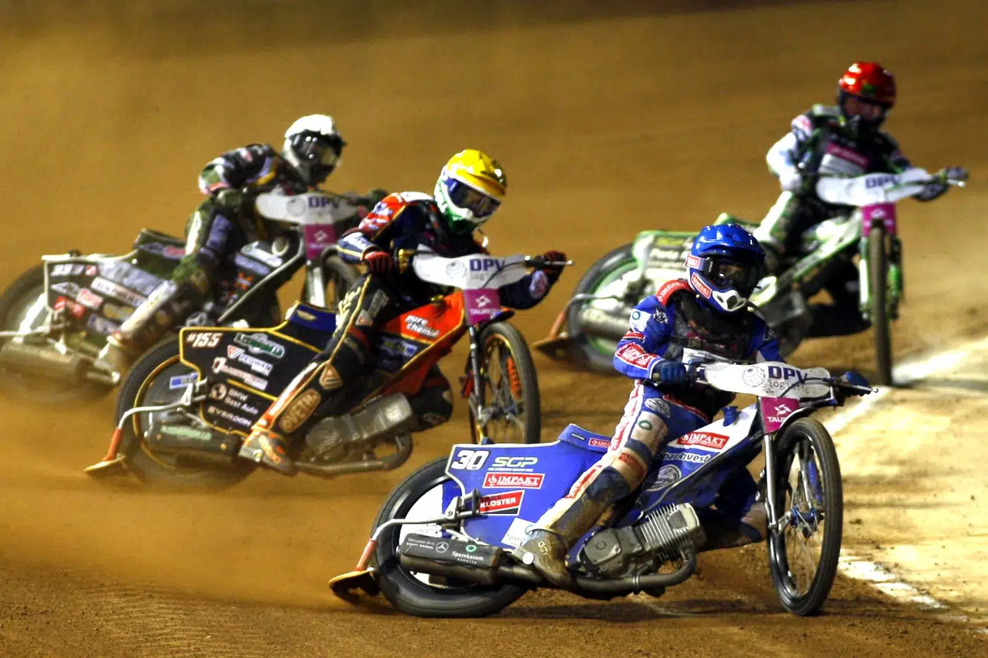 Leon Madsen med blå hjelmfarve og Mikkel Michelsen med gul hjelmfarve tager sammen med Anders Thomsen og de øvrige rivaler lørdag hul på jagten på verdensmesterskabet i kroatiske Gorican. (Arkivfoto). Sportxpress/Ritzau Scanpix