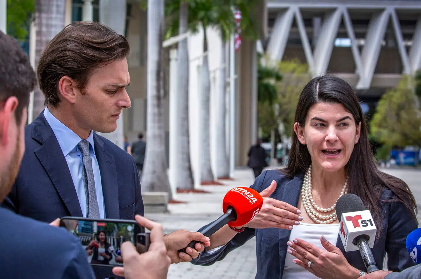De to advokater Andrew S. Feldman (tv.) og Marissel Descalzo (th.), der repræsenterer de to sigtede, taler med pressen uden for retten i Miami, USA, 19. april 2023.