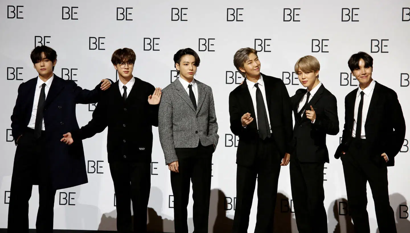Medlemmer af K-pop-drengebandet BTS poserer foran fotograferne i november 2020.