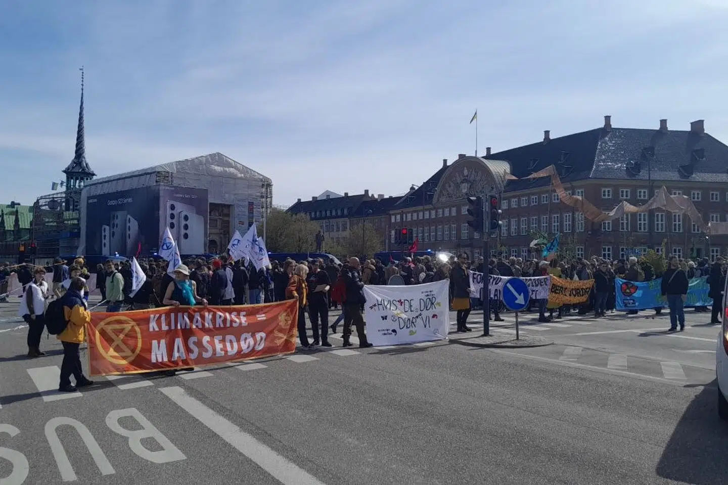 Extinction Rebellion demonstrerede fredag i København ved Christiansborg. Bevægelsen beskriver sig selv som en international folkebevægelse, der bruger civil ulydighed til at presse regeringer til at handle retfærdigt på klima- og økokollapset. Extinction Rebellion Danmark/Free