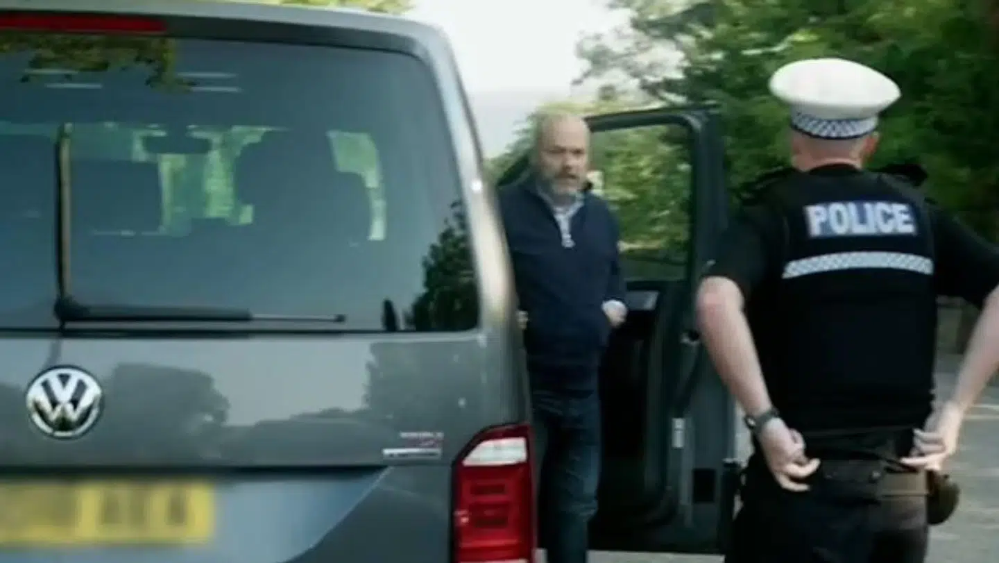 Her stoppes milliardæren af det skotske politi. Foto: BBC/Highland Cops