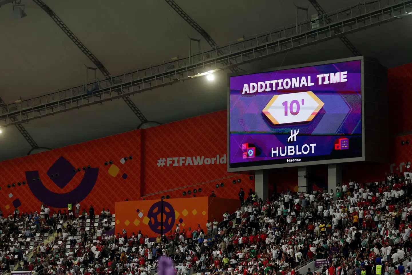 I kampen mellem England og Iran ved VM blev der lagt ti minutter til i den ene af de to halvlege. (Arkivfoto). Carl Recine/Reuters