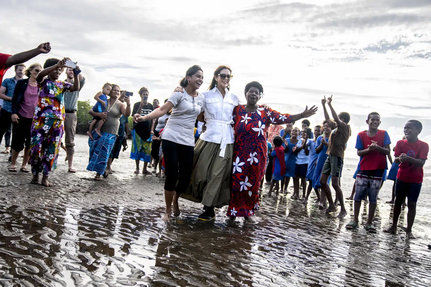 Kronprinsesse Mary dansede torsdag med lokale efter at have plantet mangrovetræer i Nadi i Fiji. Ida Marie Odgaard/Ritzau Scanpix