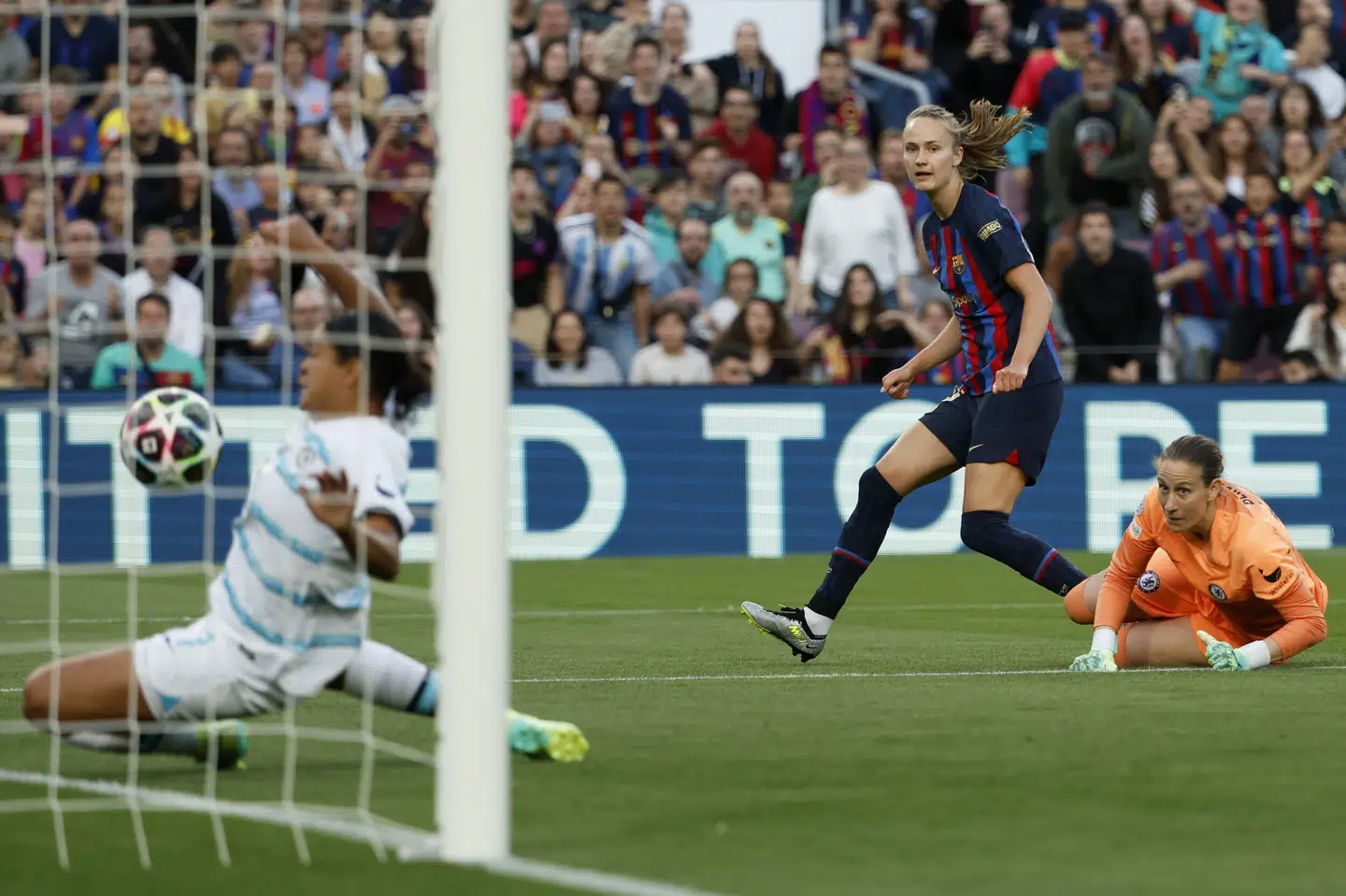 Caroline Graham Hansen følger sin egen afslutning hele vejen ind over stregen mod Chelsea. Joan Monfort/Ritzau Scanpix