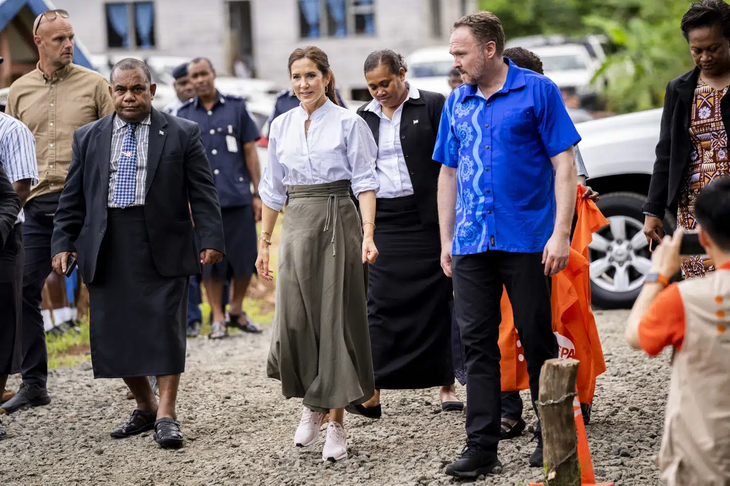 Kronprinsesse Mary og minister for udviklingssamarbejde og global klimapolitik Dan Jørgensen (S) under et besøg i lokalsamfundet Nabavatu på øen Vanua Leva i Fiji tirsdag. Her giver klimaforandringer allerede udfordringer for store dele af lokalbefolkningen. Ida Marie Odgaard/Ritzau Scanpix