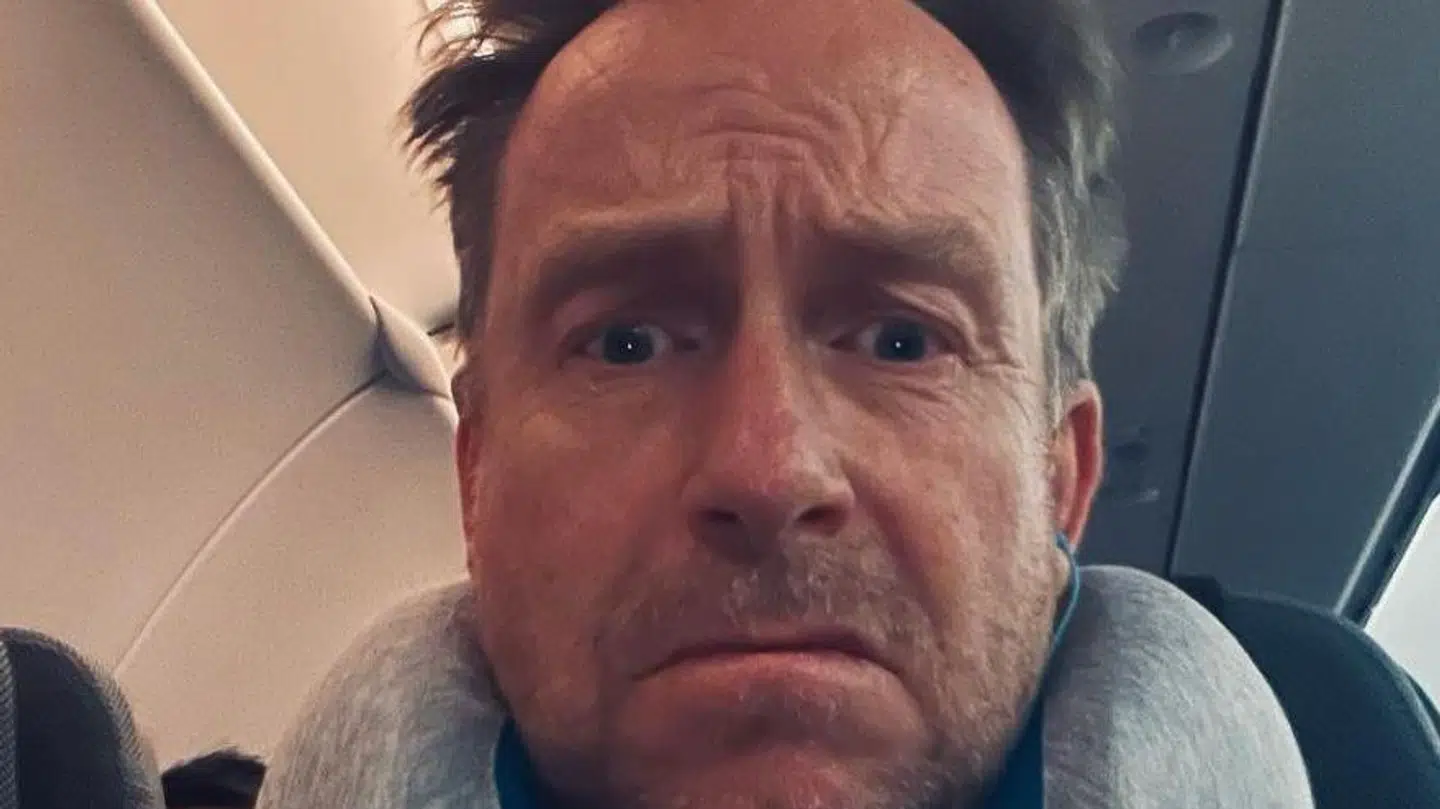 Adam Price på SAS-flyet. Foto: Privat/Instagram.