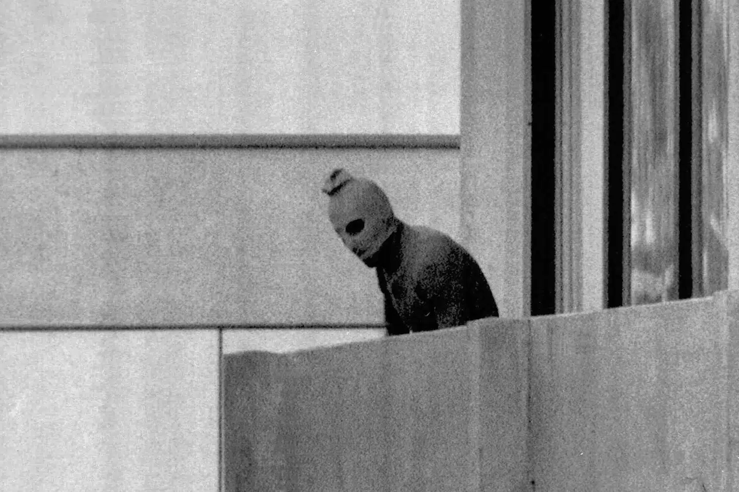 Et maskeret medlem af Sorte September ses på en altan i den olympiske landsby i München i 1972, hvor ni israelske atleter blev taget som gidsler. (Arkivfoto). Kurt Strumpf/Ritzau Scanpix