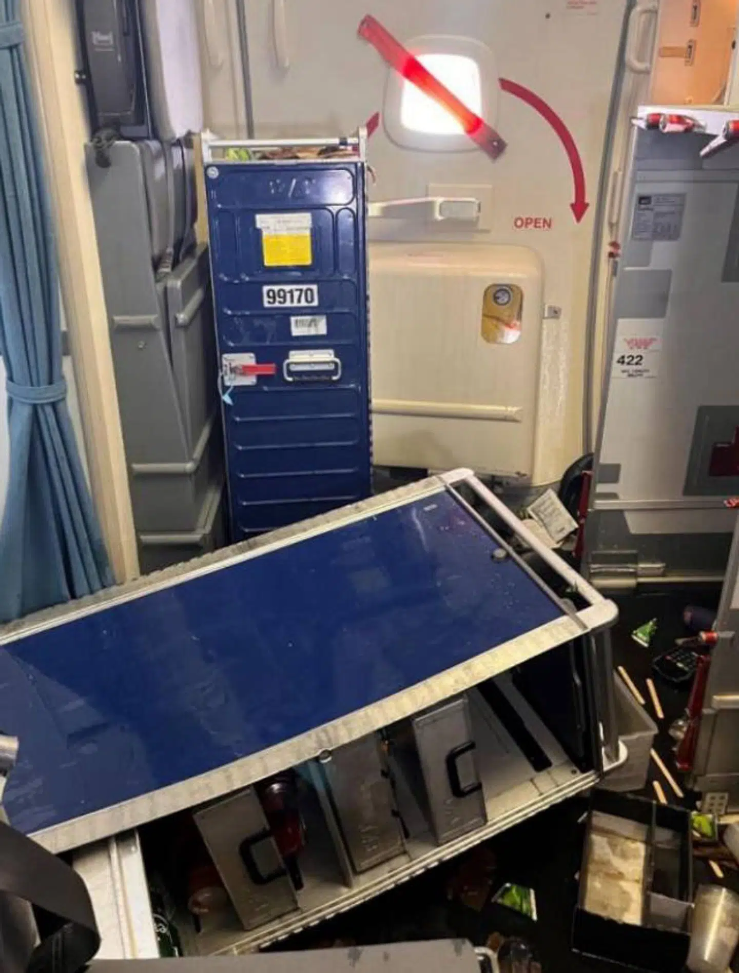 En af de kabineansatte tog et billede, efter rystelserne var stilnet af.