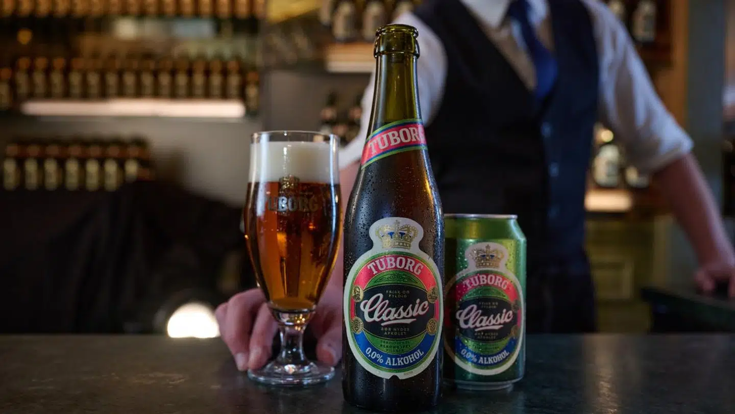 Sådan ser den ud, den nye alkoholfri variant af Tuborg Classic. Den ellers velkendte etiket adskiller sig på den nye øl kun ved den blå bjælke i bunden.