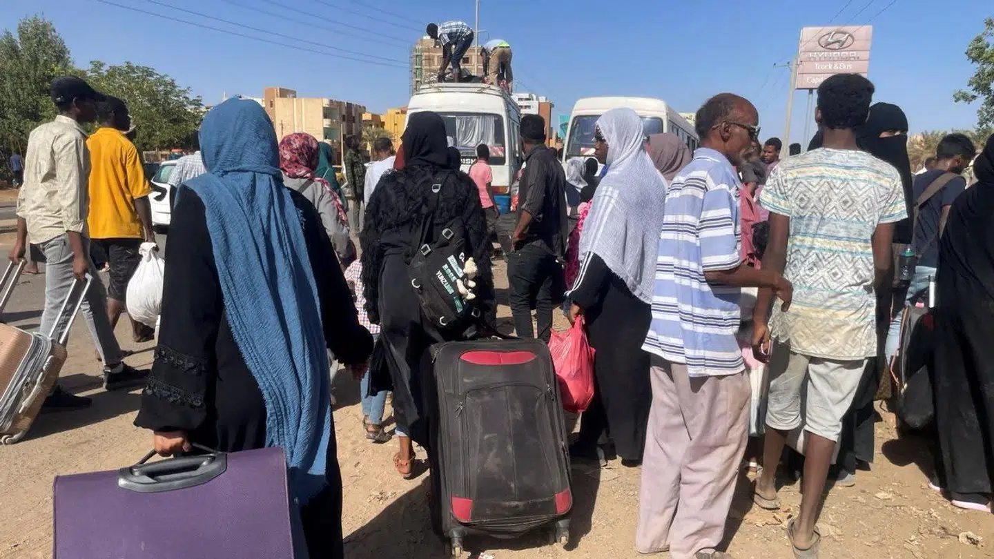 Mange er allerede begyndt at flygte fra hovedstaden Khartoum. Her samles folk ved en busstation.