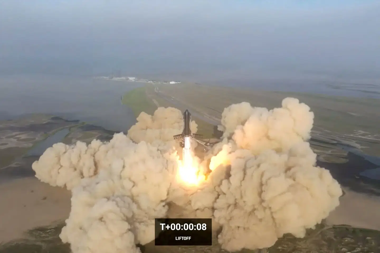 Der var stor jubel, da Starship torsdag blev sendt afsted fra SpaceX' rumbase i Texas. Siden faldt stemningen, da raketten eksploderede. Spacex/Reuters