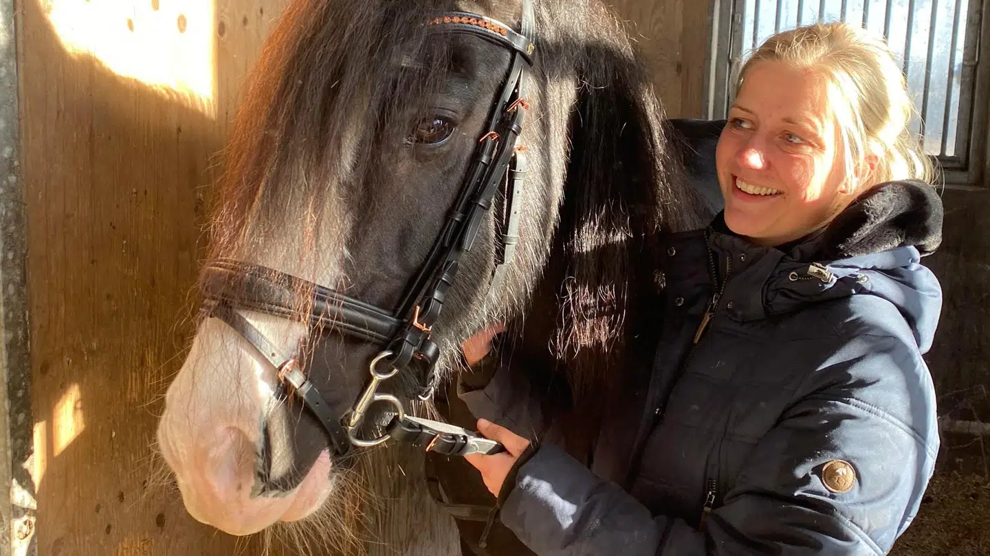 Trine Beck Pedersen med en af sine heste.