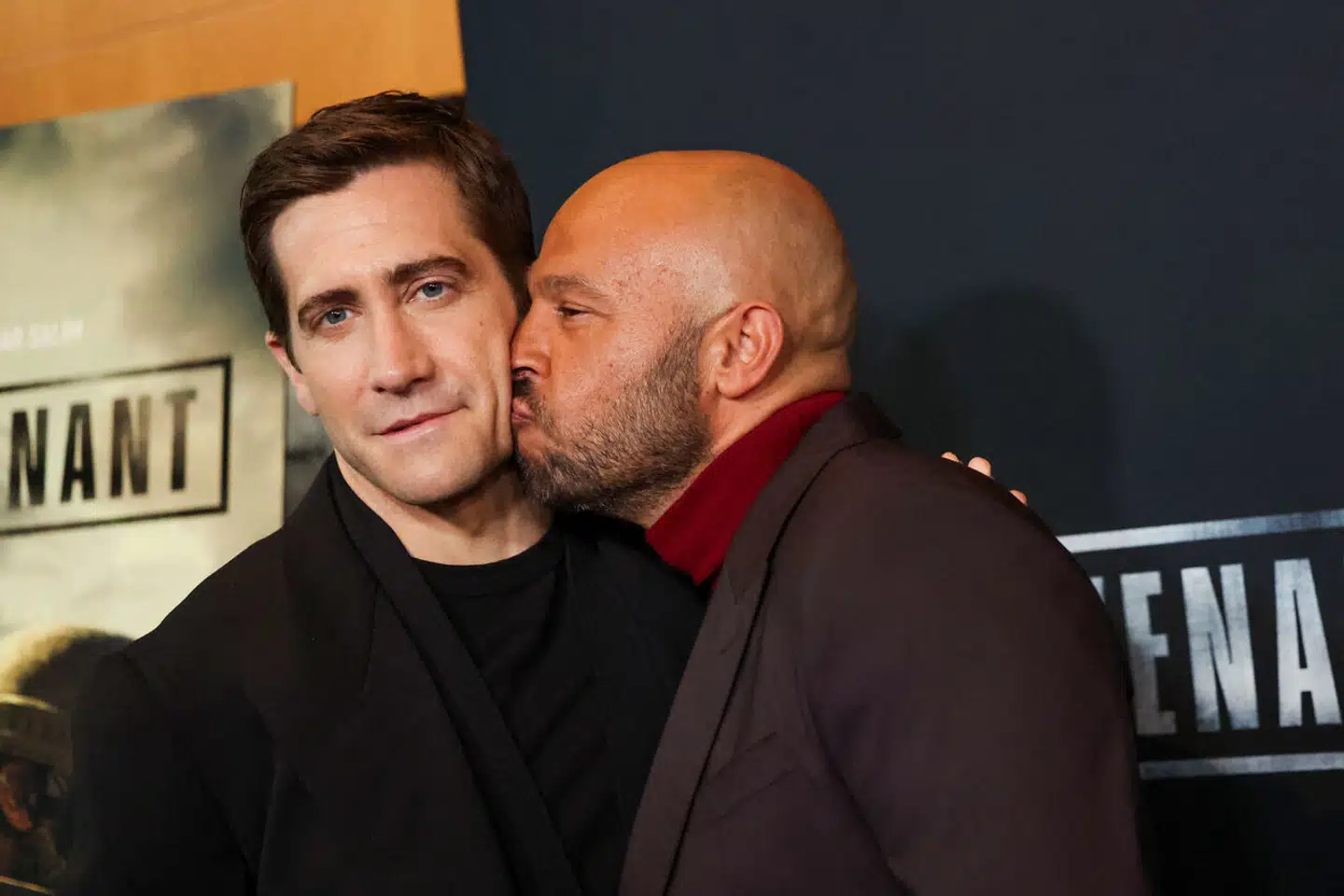 Den broderlige romance mellem Jake Gyllenhaal og Dar Salim blev tilsyneladende cementeret på den røde løber mandag, da filmen havde gallapremiere.
