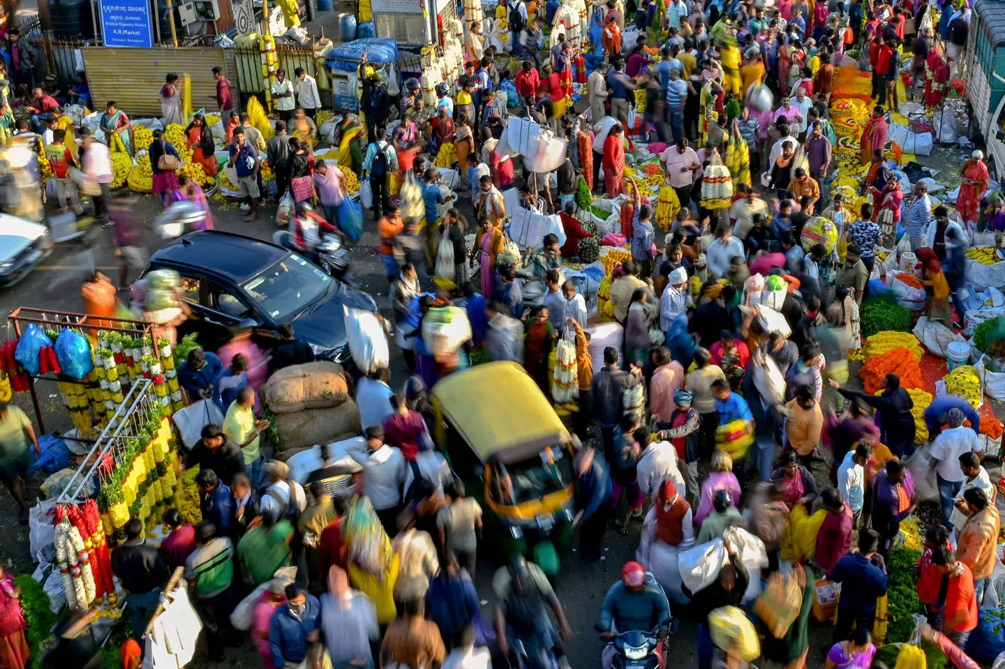 Indien ventes at overtage Kinas plads som verdens folkerigeste land i midten af 2023. Her er det indere på et marked i Bangalore. (Arkivfoto). Manjunath Kiran/Ritzau Scanpix