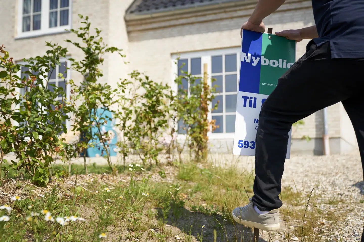Salget af villaer og rækkehuse er næsten på niveau med før corona, mens salg af ejerlejligheder er faldet markant. (Arkivfoto) Signe Goldmann/Ritzau Scanpix