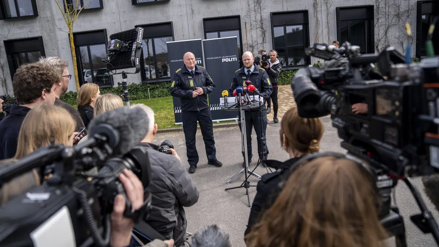 Politiinspektør Kim Kliver og vicepolitiinspektør Rune Dahl Nilsson fra Sydsjællands og Lolland-Falsters Politi gav søndag besked til pressen om, at den 13-årige var blevet fundet efter at have været forsvundet i over et døgn. Ida Marie Odgaard/Ritzau Scanpix