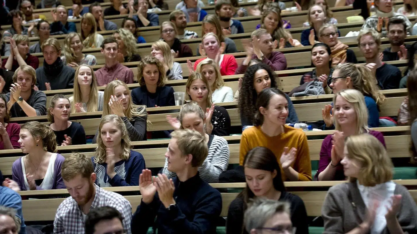(ARKIV) Auditorium på Panum-instituttet den 5. december 20113. Medicinstudiet, psykologi og international business er i år blandt studierne, der har krævet et gennemsnit af de helt høje for de studerende at komme ind på. Men på hele 89 videregående uddannelser, kræves i år et gennemsnit på over 9 for at komme ind på ønskestudiet - ni flere end sidste år. Samtidig har både Københavns Universitet og Aarhus Universitet som noget nyt indført skærpede adgangskrav i form af et mindste karaktergennemsnit for ansøgerne, der natten til lørdag fik besked om studieoptaget. Det skriver Ritzau, lørdag den 28. juli 2018.. (Foto: Keld Navntoft/Ritzau Scanpix)