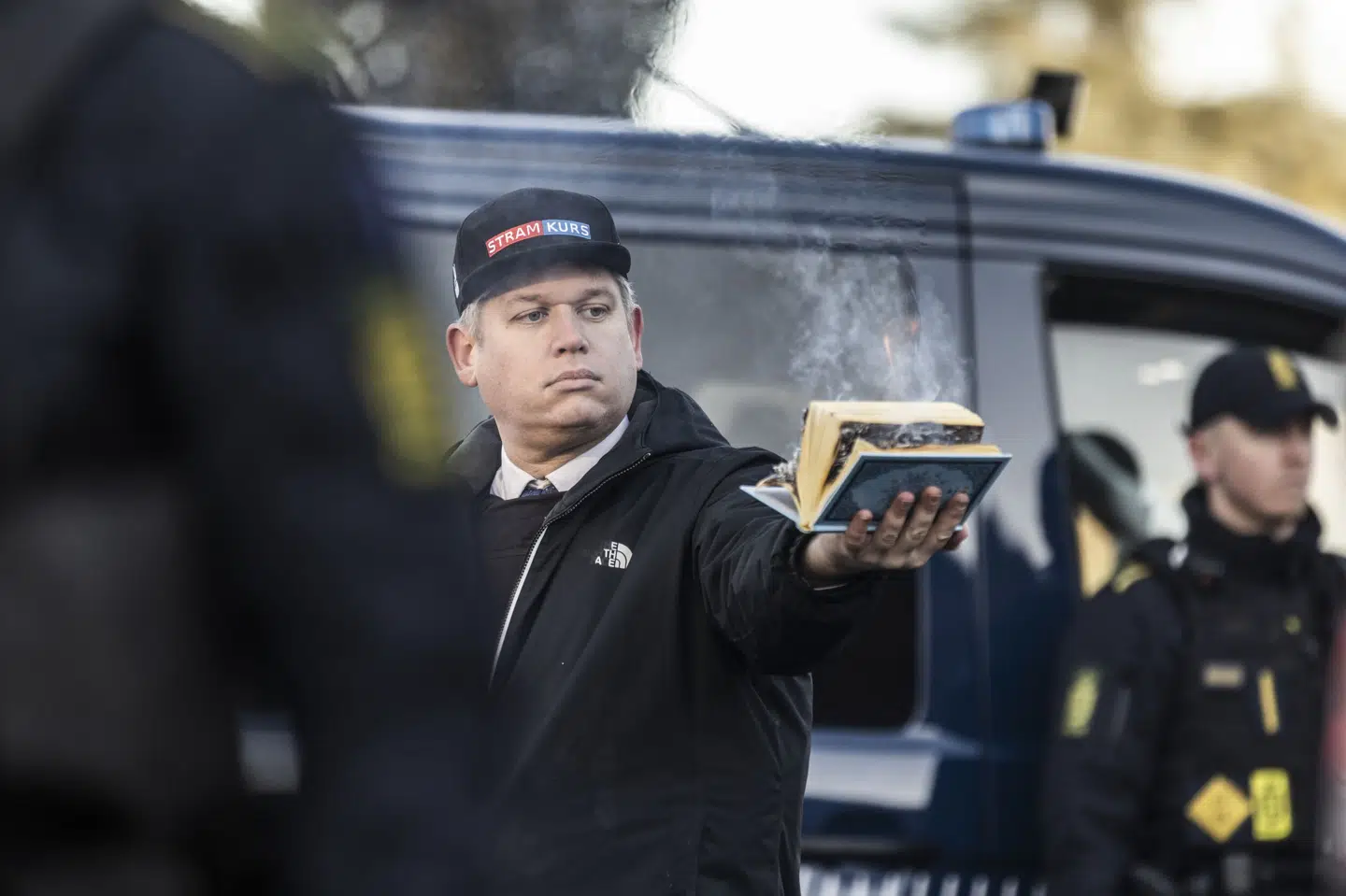 Rasmus Paludan, der blandt andet har gjort sig bemærket med afbrændinger af Koranen, afviser at have kørt hensynsløst. Hans livvagter har dog en anden udlægning af forløbet. (Arkivfoto). Ólafur Steinar Rye Gestsson/Ritzau Scanpix