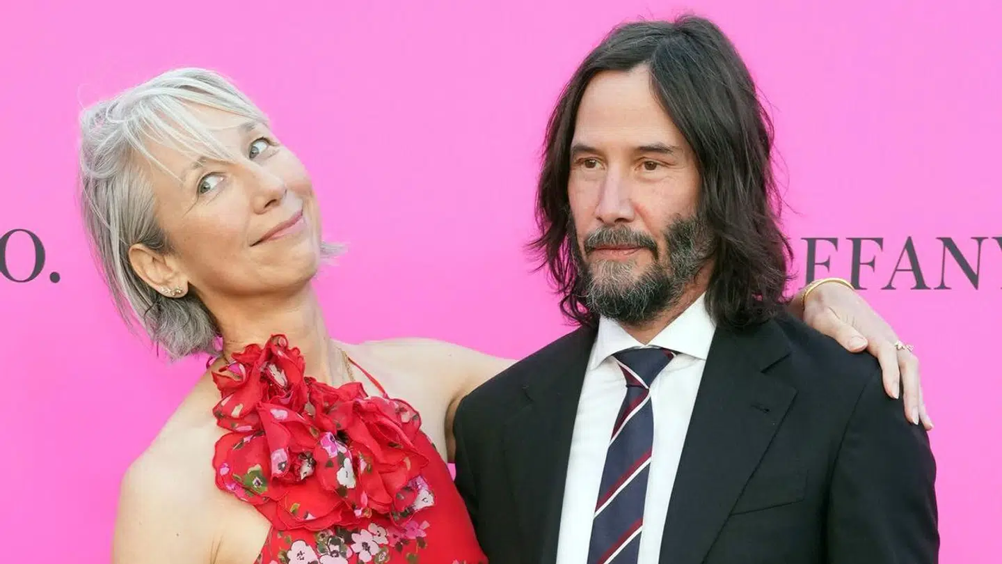 Keanu Reeves og Alexandra Grant viste sig ganske usædvanligt sammen til MOCA Gala. Skuespilleren og kunsteren har officielt været kærester i fire år, men angiveligt skulle det notorisk private par have været sammen i et helt årti, inden de stod offentligt frem.