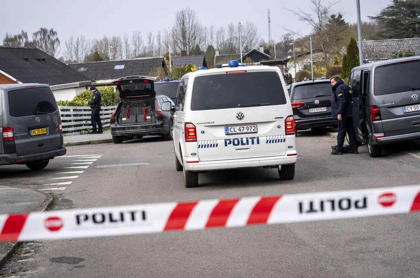 Politiet arbejder i villakvarteret i Korsør, hvor den 13-årige pige blev fundet.