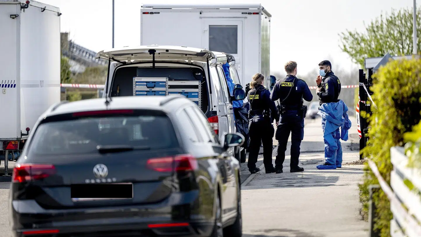 Politiets teknikere arbejder ved det hjem i Korsør, hvor den 13-årige blev fundet i en 32-årig mands hjem. Bilen på billedet er politiets.